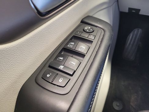 Used 2022 Chrysler Voyager LX FWD image 27