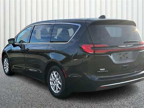 Used 2024 Chrysler Pacifica Touring-L image 11