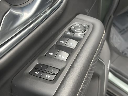 Used 2023 GMC Yukon XL SLT w/ SLT Luxury Package AWD/4WD image 13