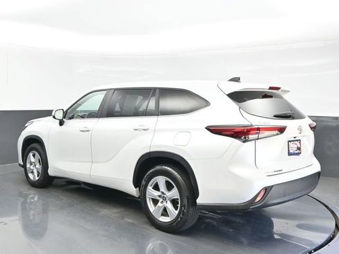 Used 2023 Toyota Highlander L FWD image 3