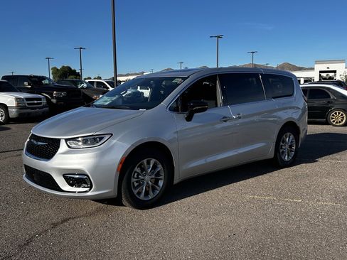 New 2026 Chrysler Pacifica Limited image 2