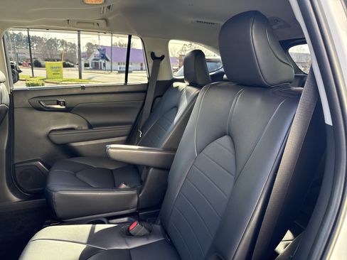 Used 2024 Toyota Highlander XLE image 32