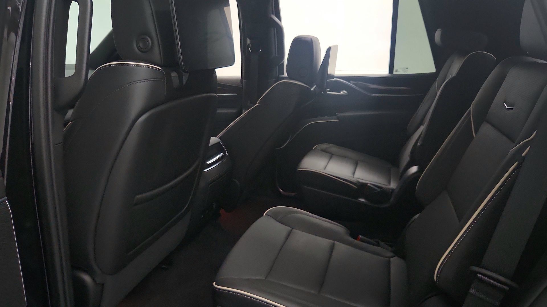 Certified 2023 Cadillac Escalade Premium Luxury w/ LPO, Radiant Package AWD/4WD image 22