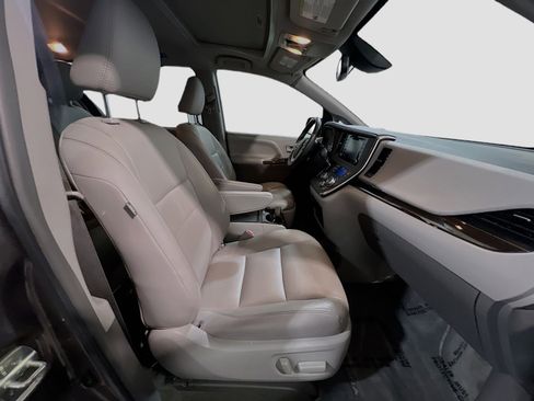 Used 2019 Toyota Sienna XLE w/ XLE Navigation Package FWD image 22