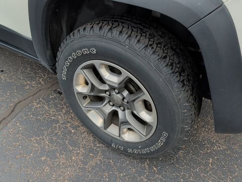 Used 2019 Jeep Cherokee Trailhawk w/ Cold Weather Group image 10