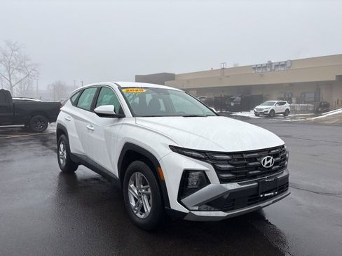 Used 2025 Hyundai Tucson SE image 1