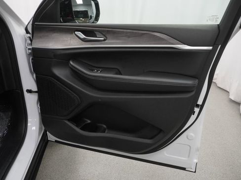 Used 2025 Jeep Grand Cherokee Limited AWD/4WD image 47