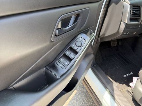 Used 2024 Nissan Rogue S AWD/4WD image 17