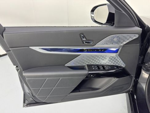 Used 2023 BMW 760i xDrive w/ Executive Package image 54