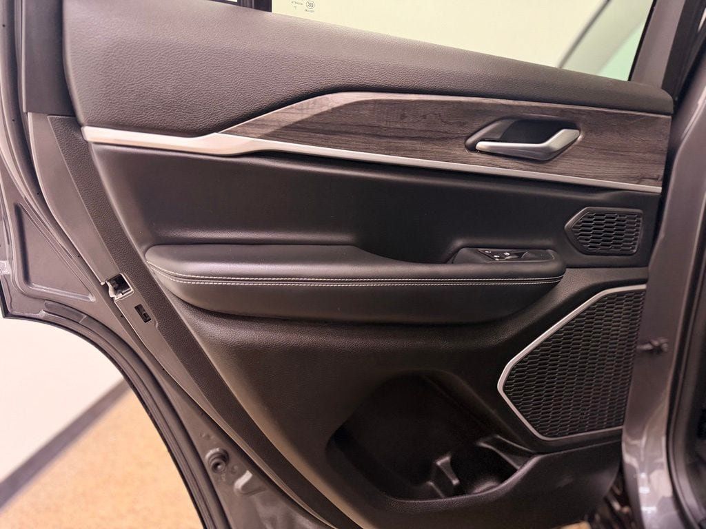 Used 2022 Jeep Grand Cherokee Limited AWD/4WD image 23
