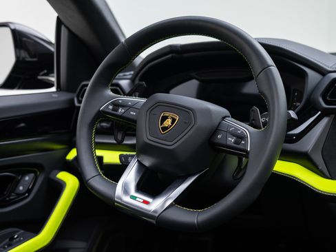 Used 2025 Lamborghini Urus SE image 31