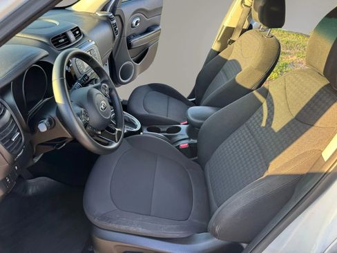 Used 2014 Kia Soul ! FWD image 13