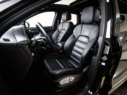 Certified 2023 Porsche Macan Turbo AWD/4WD image 5