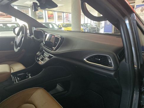 Used 2022 Chrysler Pacifica Pinnacle FWD image 15