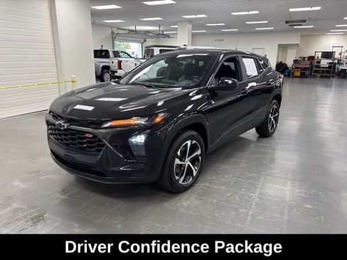 Used 2024 Chevrolet Trax RS w/ Driver Confidence Package FWD image 3