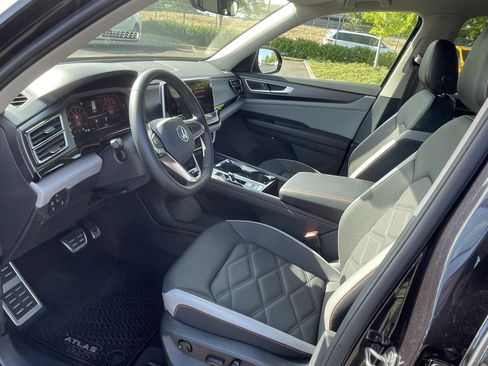 Used 2024 Volkswagen Atlas Peak Edition SE AWD/4WD image 10