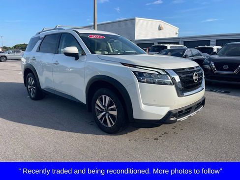 Certified 2024 Nissan Pathfinder SL FWD image 1