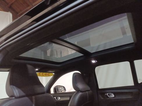 Used 2022 Volvo XC40 T5 R-Design image 16