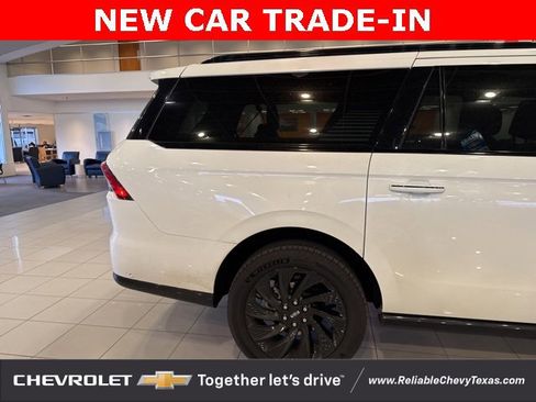 Used 2025 Lincoln Navigator L Reserve w/ Jet Appearance Package image 8
