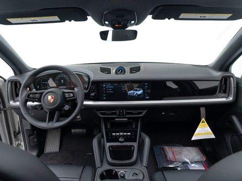 New 2025 Porsche Cayenne image 18