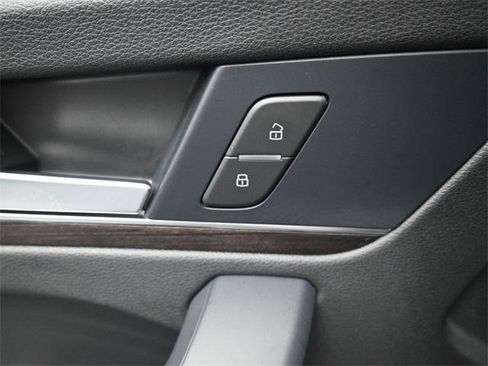 Used 2025 Audi Q5 2.0T Premium image 13