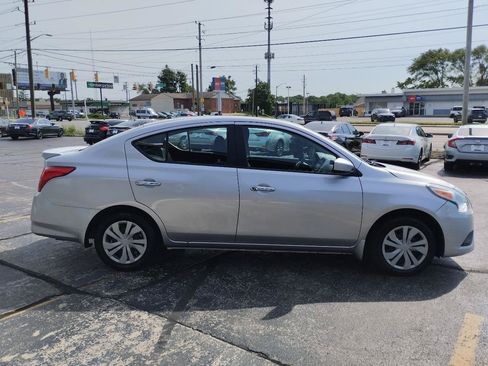 Used 2016 Nissan Versa SV FWD image 5