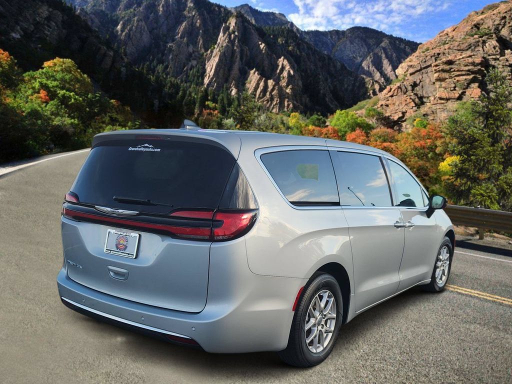 Used 2024 Chrysler Pacifica Touring-L FWD image 3