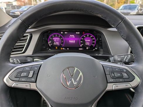 Used 2024 Volkswagen Atlas Peak Edition SE image 32