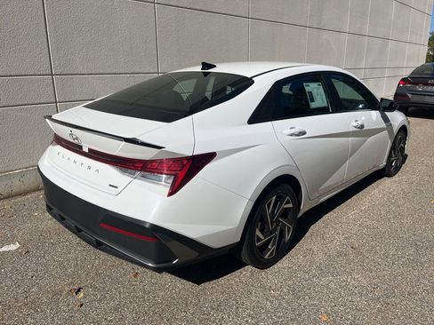 Used 2025 Hyundai Elantra SEL image 7