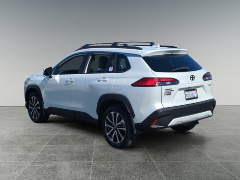 Used 2022 Toyota Corolla Cross XLE image 3