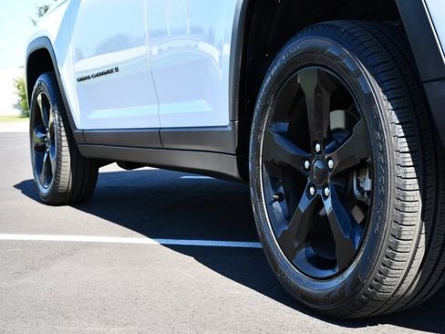 Used 2025 Jeep Grand Cherokee Limited w/ Black Appearance Package image 8