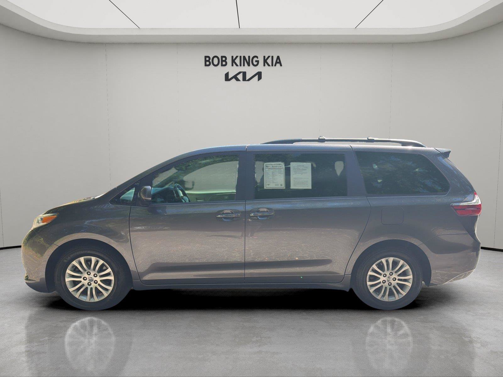 Used 2017 Toyota Sienna XLE w/ Cargo Management Package FWD image 2