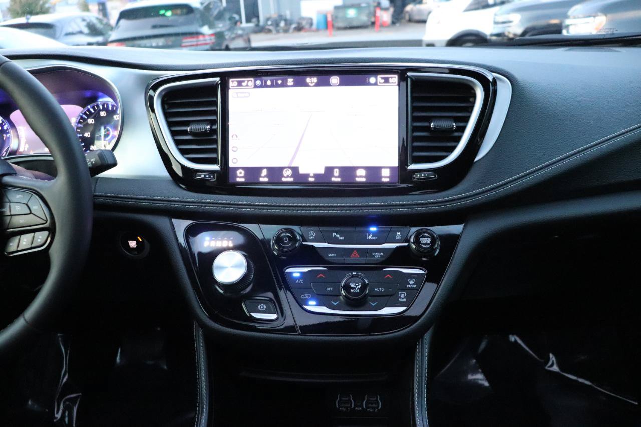 Used 2025 Chrysler Pacifica Limited FWD image 21