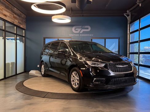Used 2023 Chrysler Pacifica Touring-L FWD image 1