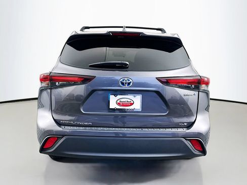 Certified 2024 Toyota Highlander XLE FWD image 6
