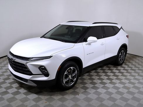 Used 2024 Chevrolet Blazer LT w/ Convenience Package FWD image 3