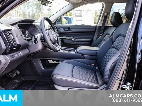 Used 2025 Nissan Pathfinder S image 19