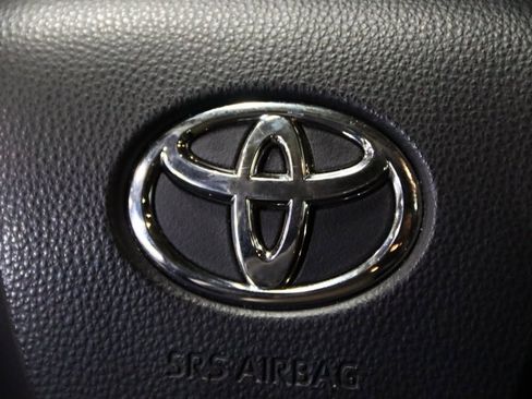 Used 2021 Toyota Highlander XLE image 40