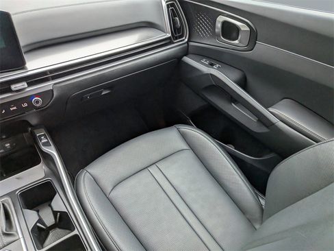 Used 2025 Kia Sorento S image 18