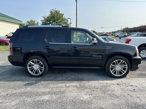 Used 2013 Cadillac Escalade Premium AWD/4WD image 9