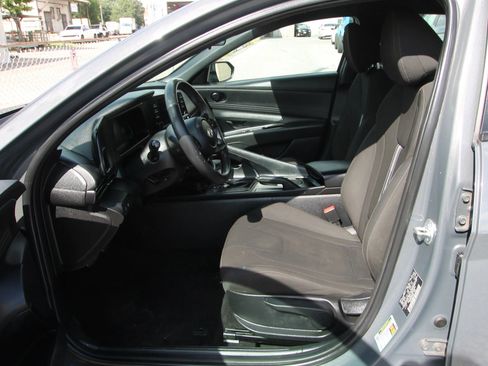 Used 2025 Hyundai Elantra Sport FWD image 9