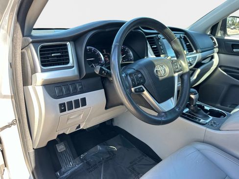 Used 2016 Toyota Highlander XLE image 18