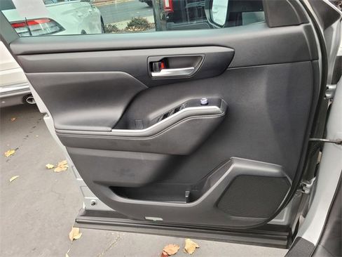 Used 2020 Toyota Highlander XLE image 28