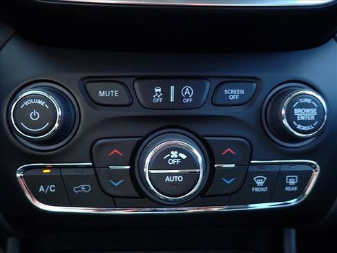 Used 2019 Jeep Cherokee Limited AWD/4WD image 16