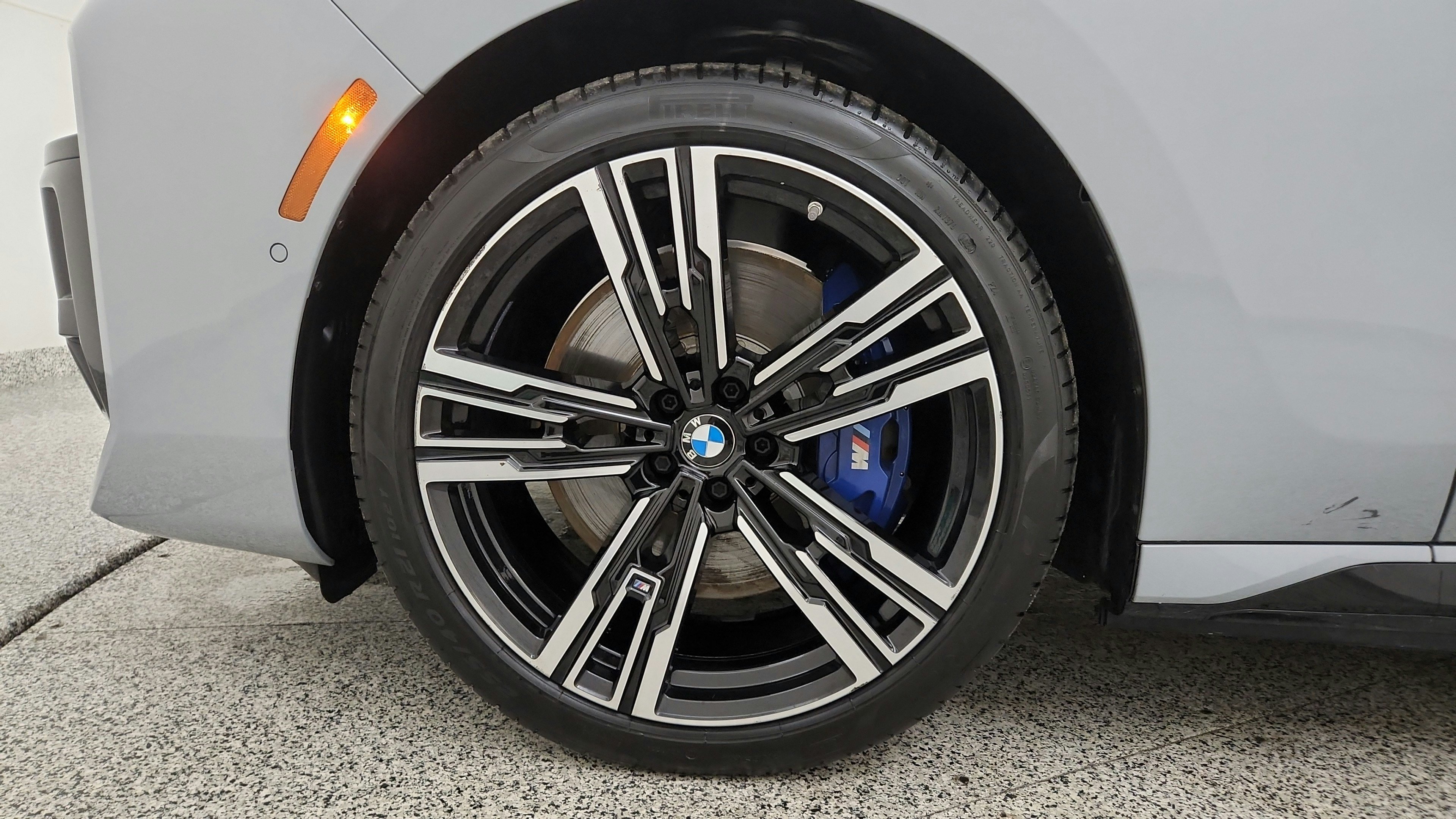 Used 2023 BMW i7 xDrive60 w/ Parking Assistance Package AWD/4WD image 38