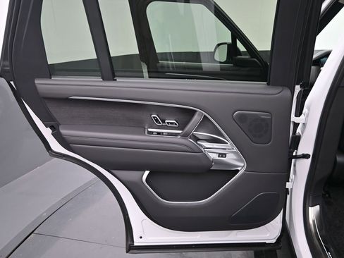 New 2025 Land Rover Range Rover Long Wheelbase SE image 19
