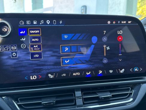 Used 2025 Chevrolet Equinox EV RS FWD image 29