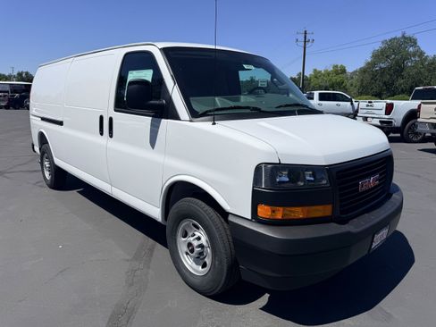New 2026 GMC Savana 3500 Extended RWD image 3