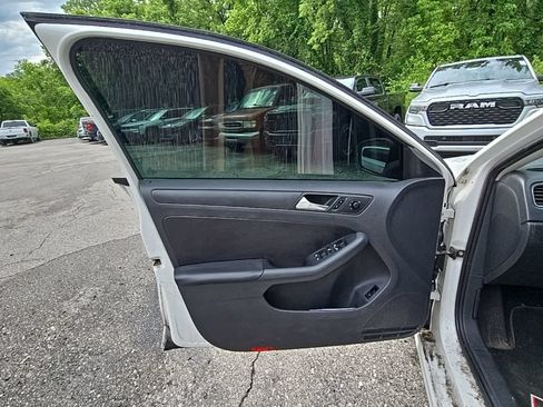 Used 2012 Volkswagen Jetta SE FWD image 19