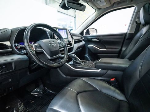 Used 2023 Toyota Highlander XLE AWD/4WD image 4